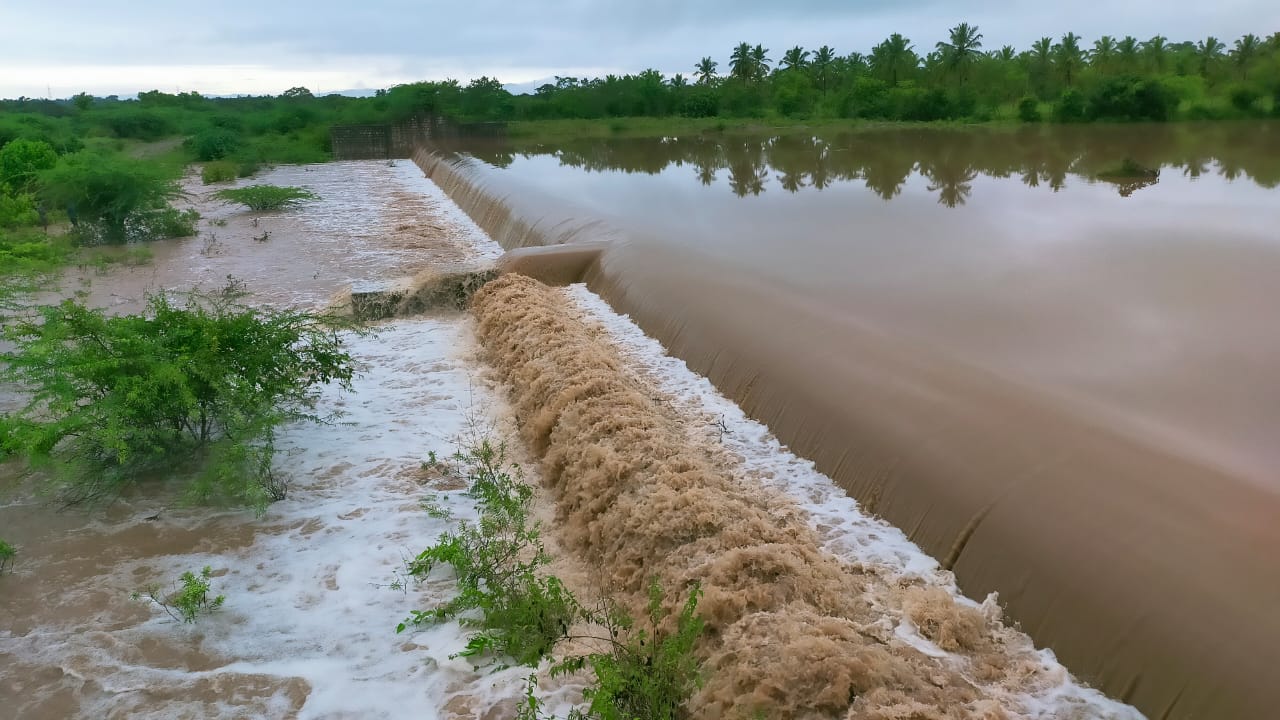 https://1ngo.sgp1.digitaloceanspaces.com/media/credit-i/Bagurkatte Kere-filled with water.jpg